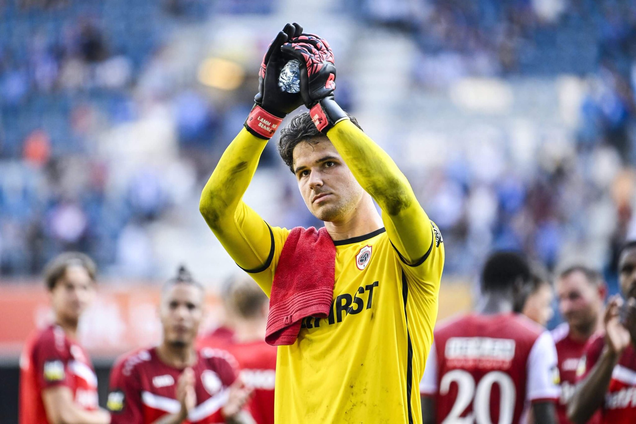 奥纳纳目前, 安特卫普就, 现诸多传闻