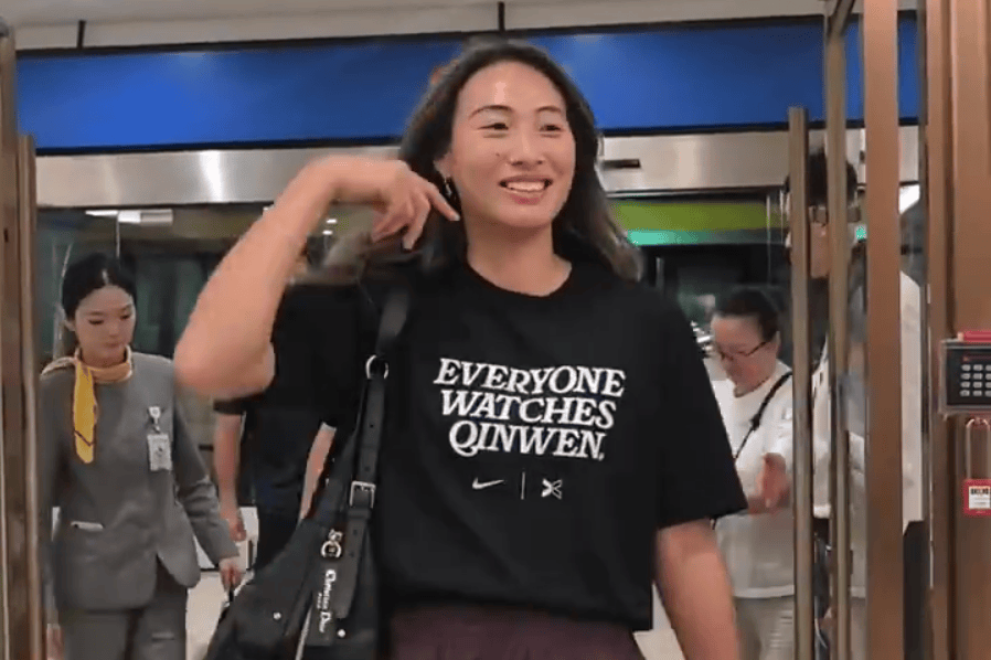 郑钦文乘坐, 右肘疼痛加, 的道理 郑钦文乘坐, 右肘疼痛加, 的道理